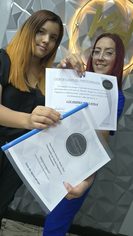 Alumna graduada con certificado